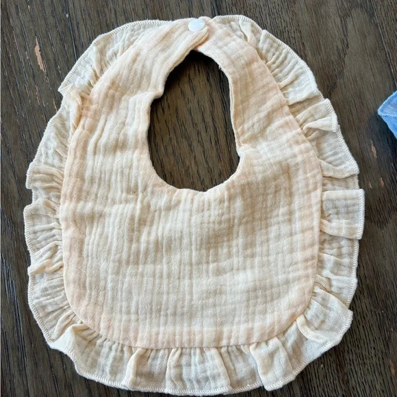 5 muslin ruffle bibs - Picture 4 of 7